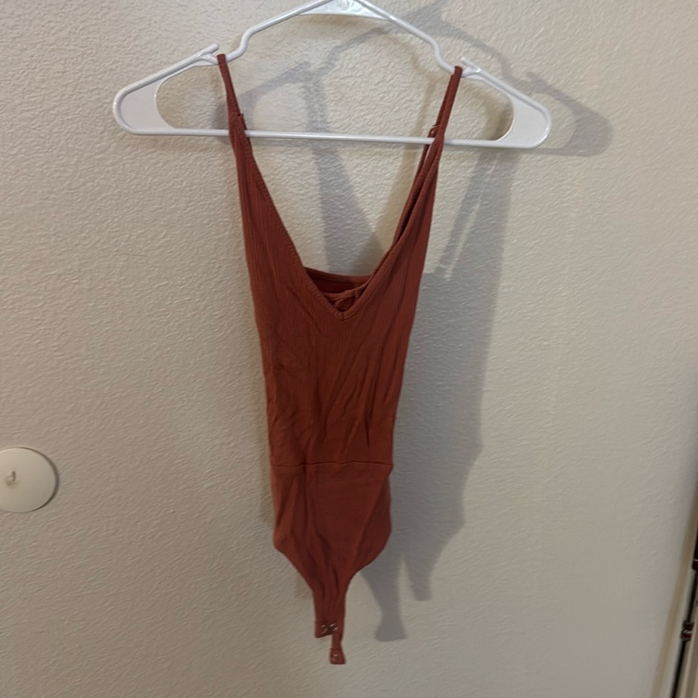 Low vneck cross back bodysuit